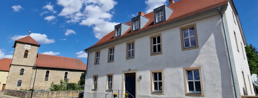 Das alte Pfarrhaus und die Kirche in Rehehausen